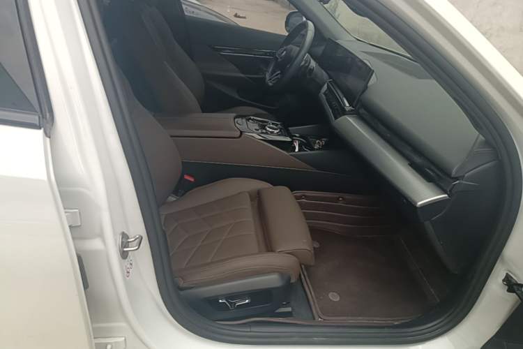 Used BMW 5 Series 2024 525i M Sport Package Right Front Seat