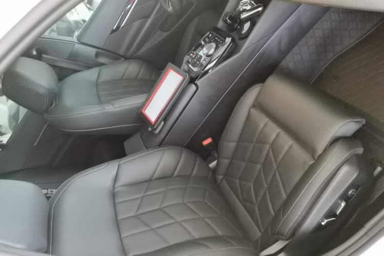 Used BMW 5 Series 2024 530i Luxury Edition M Sport Package Right Front Seat