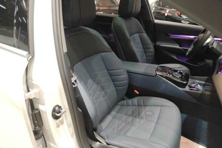 Used BMW 5 Series 2024 530Li Luxury Edition M Sport Package Right Front Seat