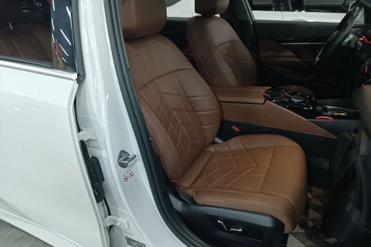 Used BMW 5 Series 2024 525Li M Sport Package Right Front Seat