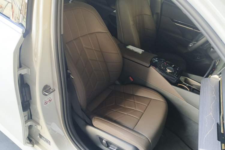 Used BMW 5 Series 2024 525Li M Sport Package Right Front Seat