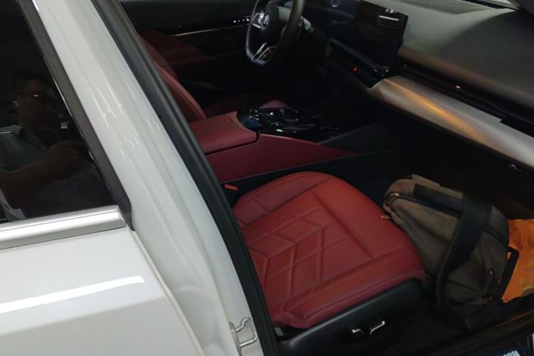 Used BMW 5 Series 2024 525Li M Sport Package Right Front Seat