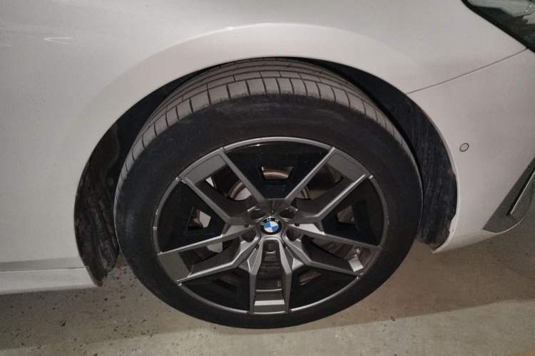 Used BMW 5 Series 2024 530Li Leading Luxury Package Right Front Wheel Hub