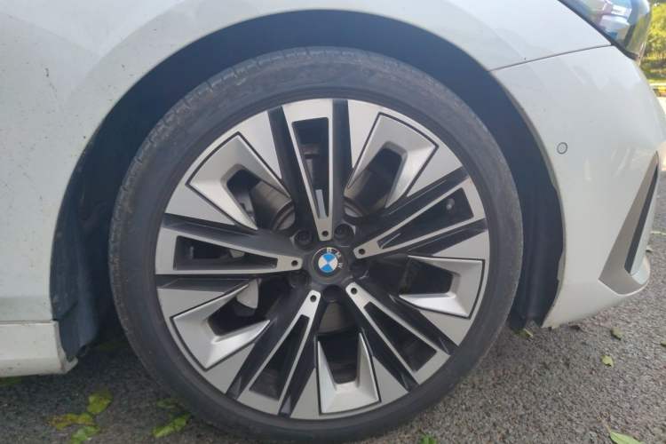 Used BMW 5 Series 2024 530Li Luxury Package Premium Edition Right Front Wheel Hub