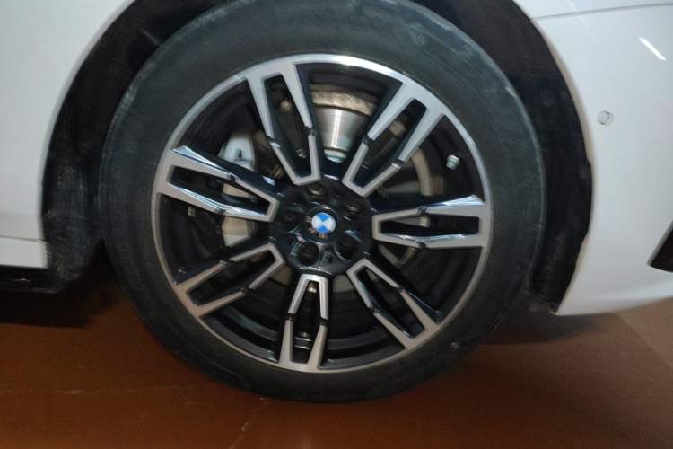Used BMW 5 Series 2024 530Li Leading Model M Sport Package Right Front Wheel Hub