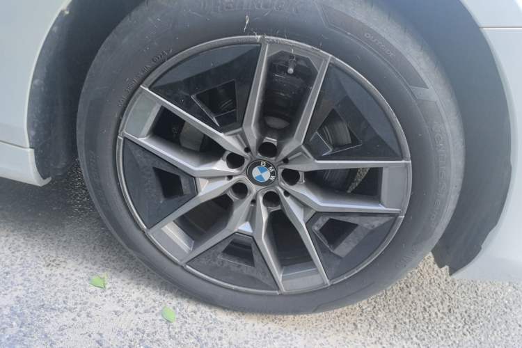 Used BMW 5 Series 2024 530Li Leading Luxury Package Right Front Wheel Hub