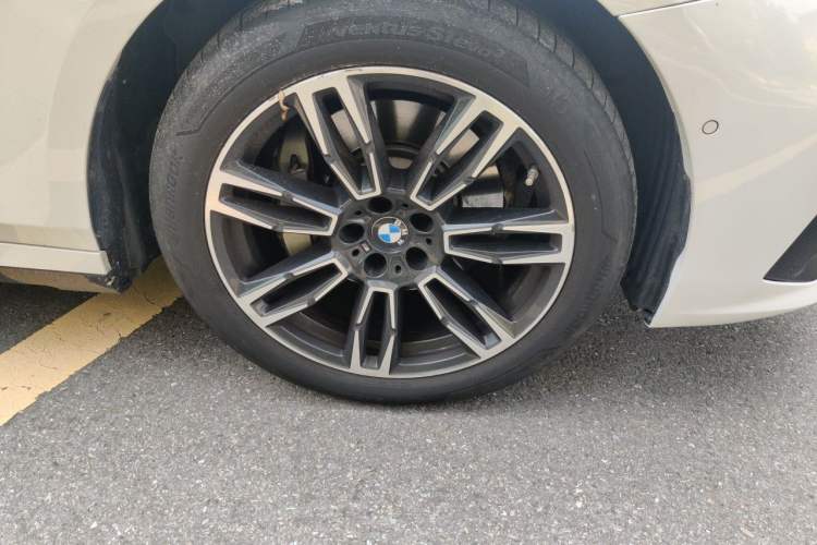Used BMW 5 Series 2024 525Li M Sport Package Right Front Wheel Hub