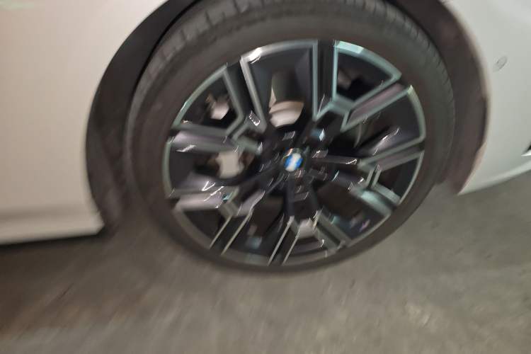 Used BMW 5 Series 2024 530Li Luxury Edition M Sport Package Right Front Wheel Hub
