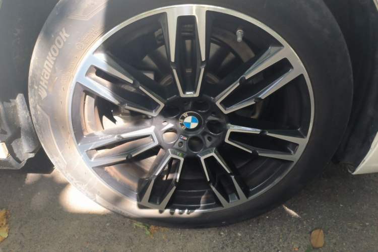 Used BMW 5 Series 2024 525Li M Sport Package Right Front Wheel Hub