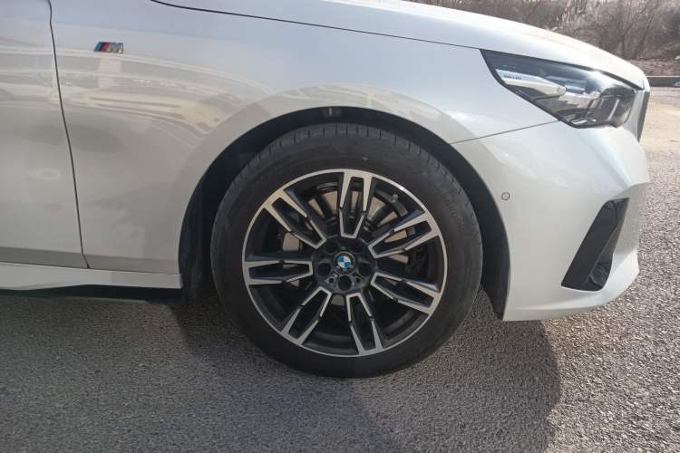 Used BMW 5 Series 2024 530Li Leading Model M Sport Package Right Front Wheel Hub