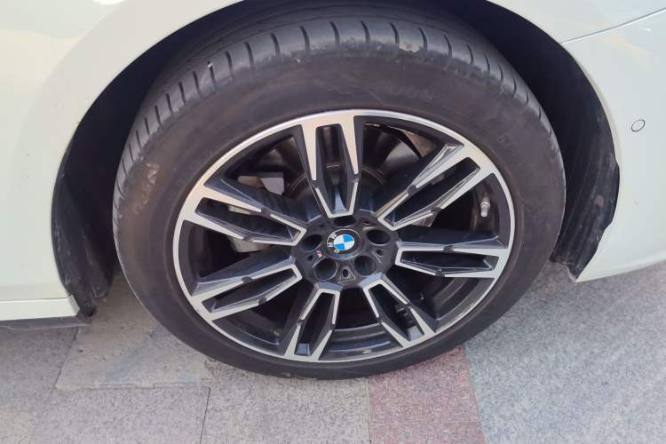 Used BMW 5 Series 2024 525Li M Sport Package Right Front Wheel Hub