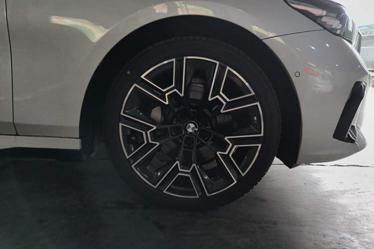 Used BMW 5 Series 2024 530Li Luxury Edition M Sport Package Right Front Wheel Hub