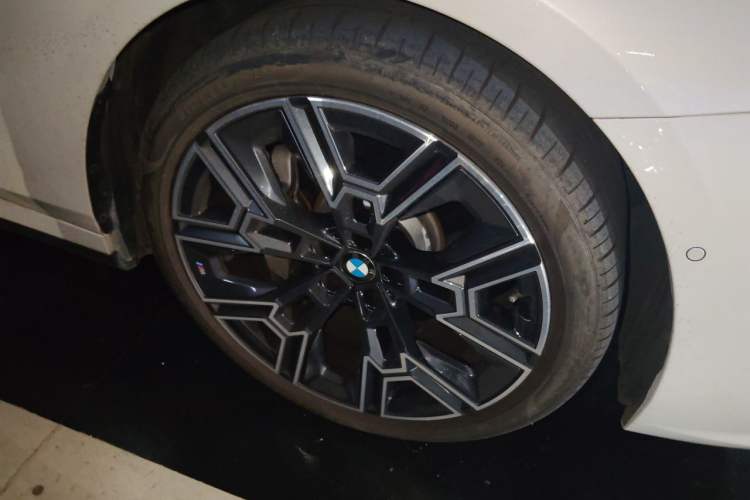 Used BMW 5 Series 2024 530Li Luxury Edition M Sport Package Right Front Wheel Hub