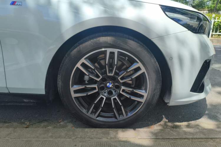Used BMW 5 Series 2024 525i M Sport Package Right Front Wheel Hub