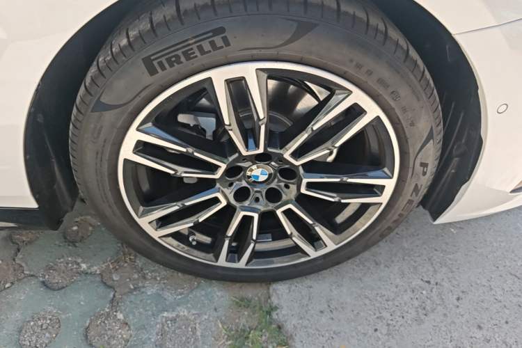 Used BMW 5 Series 2024 525i M Sport Package Right Front Wheel Hub