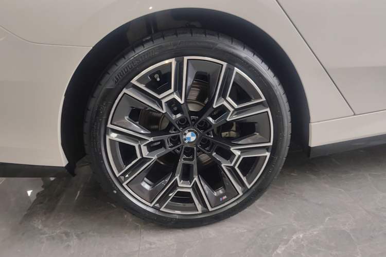 Used BMW 5 Series 2024 530Li Luxury Edition M Sport Package Right Rear Wheel Hub