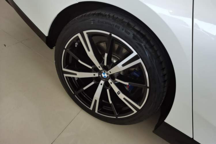 Used BMW 5 Series 2024 530i Luxury Edition M Sport Package Right Rear Wheel Hub
