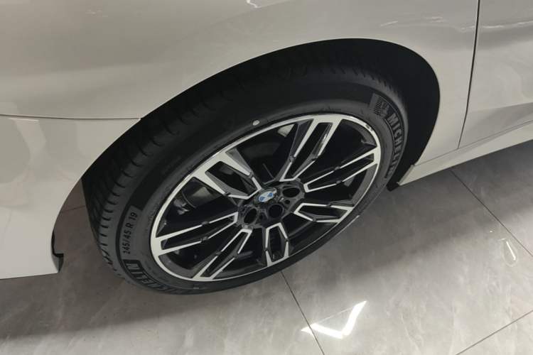 Used BMW 5 Series 2024 530Li Leading Model M Sport Package Right Rear Wheel Hub