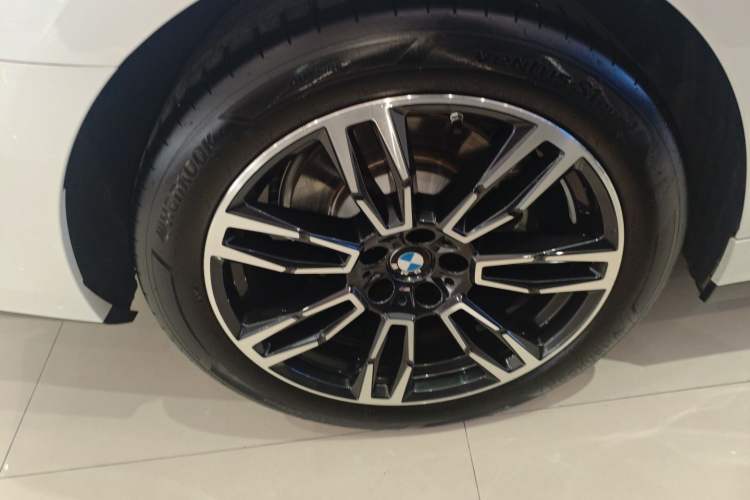Used BMW 5 Series 2024 525Li M Sport Package Right Rear Wheel Hub