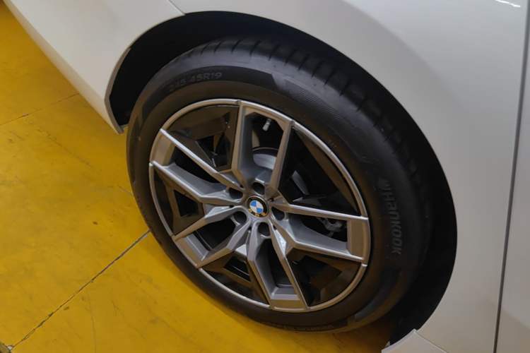 Used BMW 5 Series 2024 530Li Leading Luxury Package Right Rear Wheel Hub