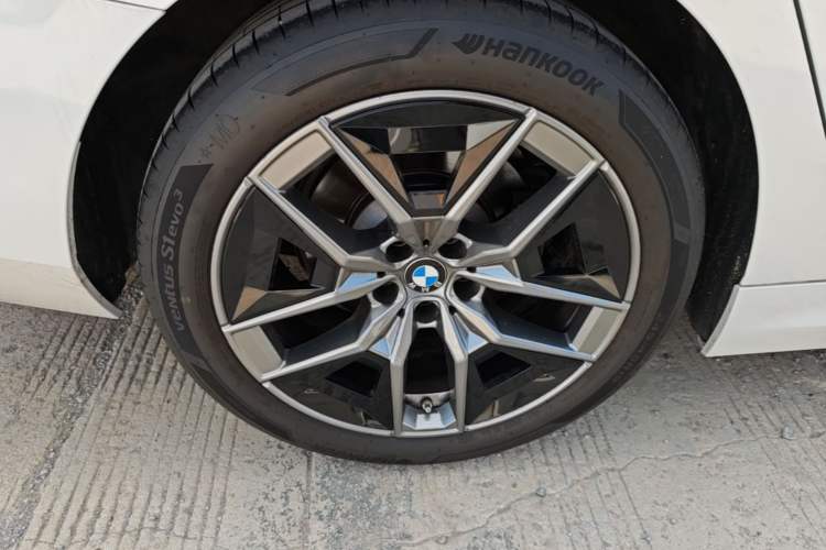 Used BMW 5 Series 2024 530Li Leading Luxury Package Right Rear Wheel Hub
