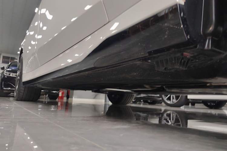 Used BMW 5 Series 2024 530Li Luxury Edition M Sport Package Right Side Sill