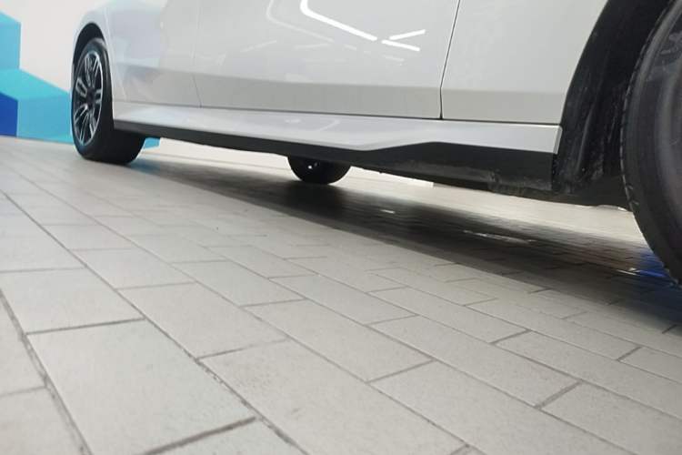 Used BMW 5 Series 2024 525Li M Sport Package Right Side Sill
