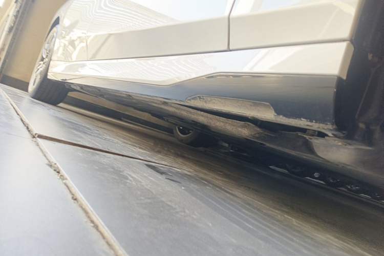 Used BMW 5 Series 2024 525Li M Sport Package Right Side Sill