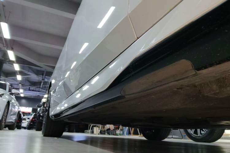 Used BMW 5 Series 2024 525Li M Sport Package Right Side Sill