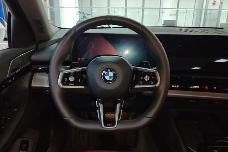 Used BMW 5 Series 2024 525Li M Sport Package Steering Wheel