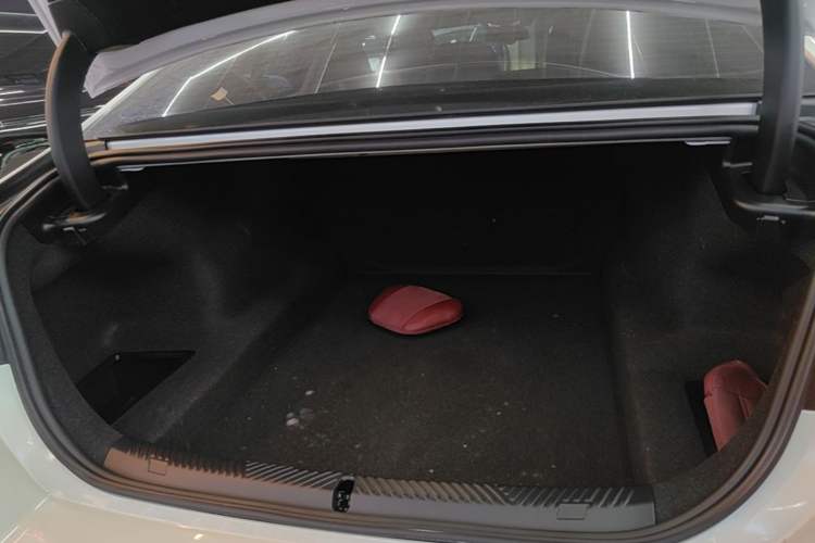 Used BMW 5 Series 2024 530Li Leading Luxury Package Trunk