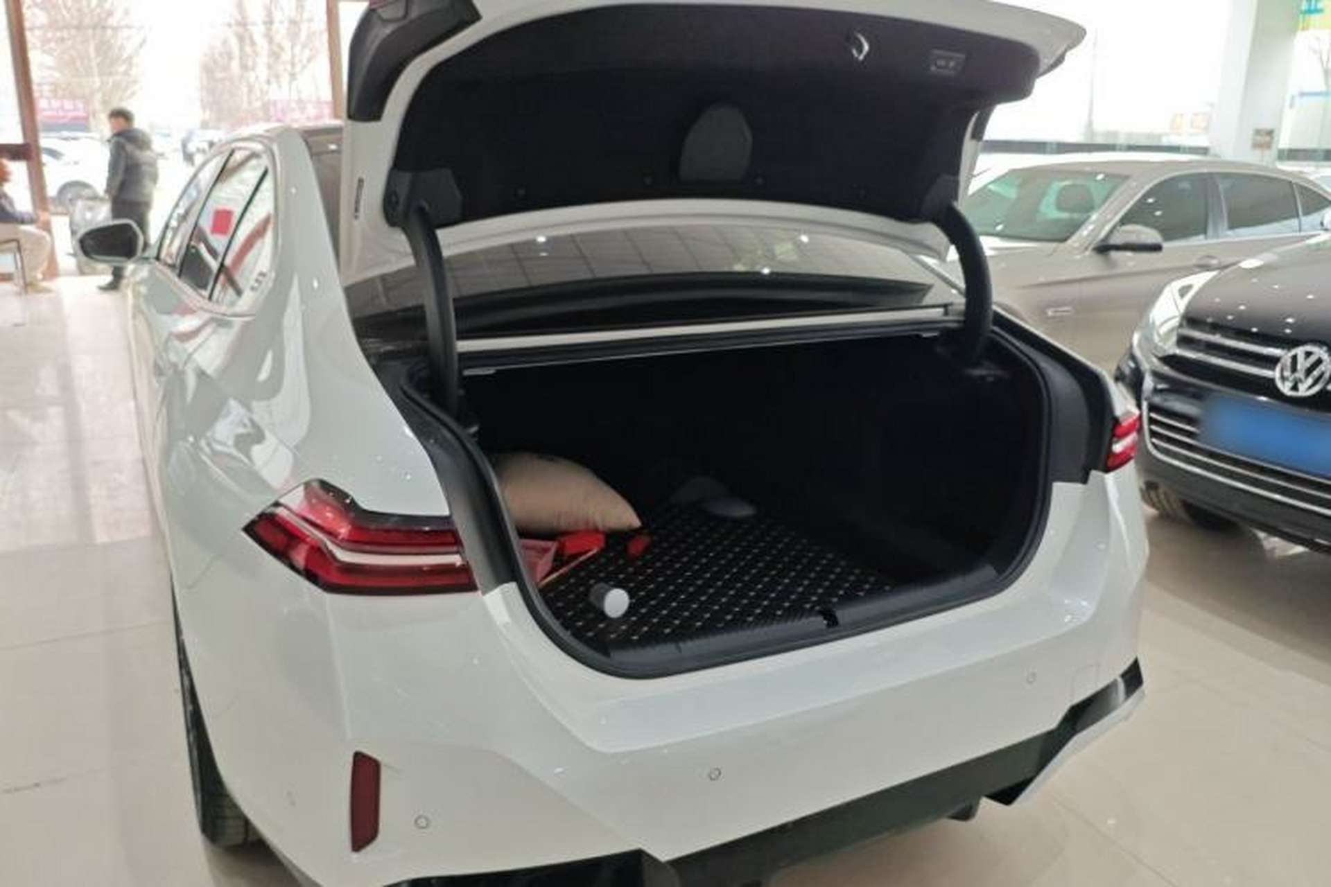 Used BMW 5 Series 2024 530Li Luxury Edition M Sport Package Trunk