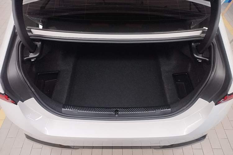 Used BMW 5 Series 2024 525Li M Sport Package Trunk