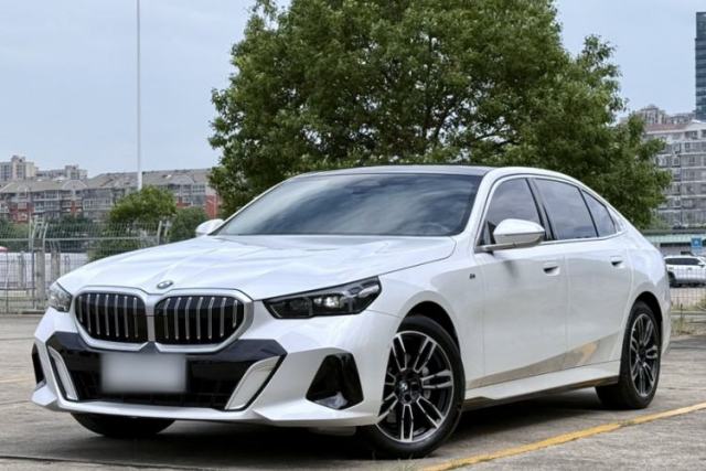 BMW 5 Series 2024 530Li Leading Model M Sport Package d’occasion