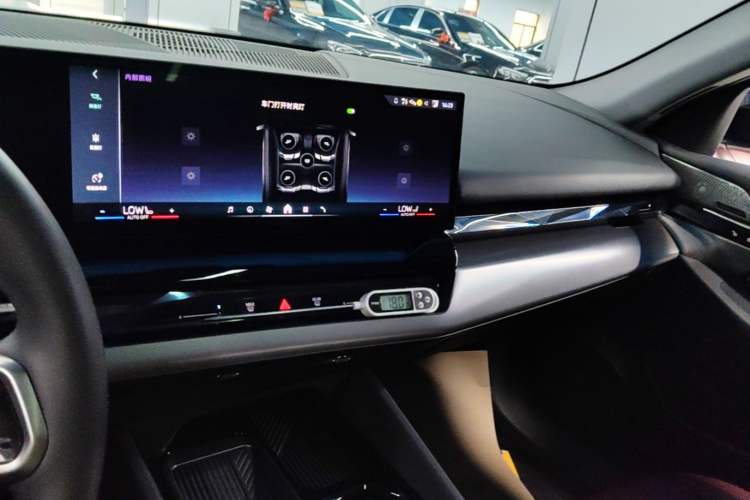 Used BMW 5 Series 2025 530Li Leading Model M Sport Package Audio And AC Panel