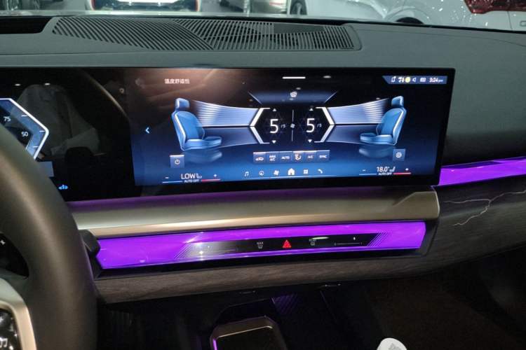 Used BMW 5 Series 2025 530Li Luxury Edition M Sport Package Audio And AC Panel