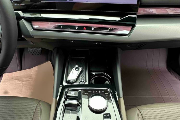 Used BMW 5 Series 2025 530Li Leading Model M Sport Package Audio And AC Panel