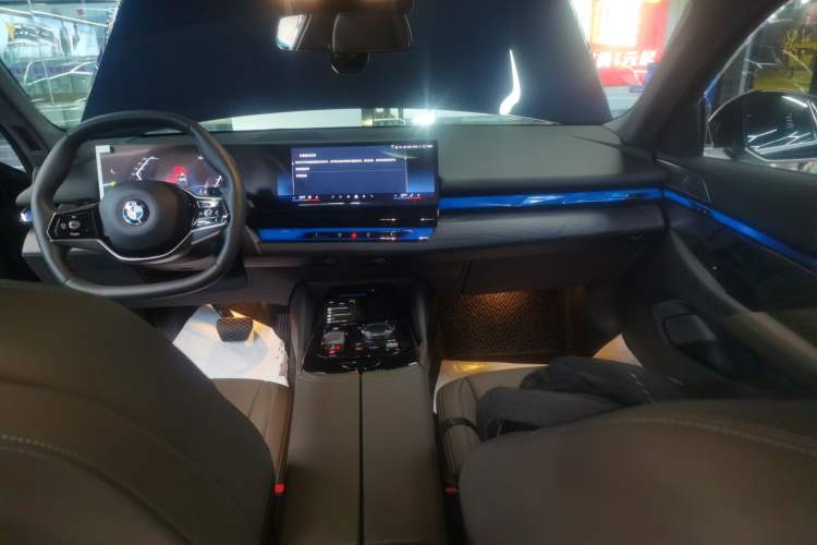 Used BMW 5 Series 2025 530Li Leading Edition Luxury Package Audio And AC Panel