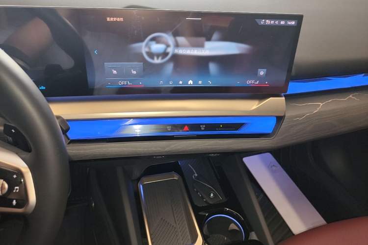 Used BMW 5 Series 2025 530Li Luxury Edition M Sport Package Audio And AC Panel