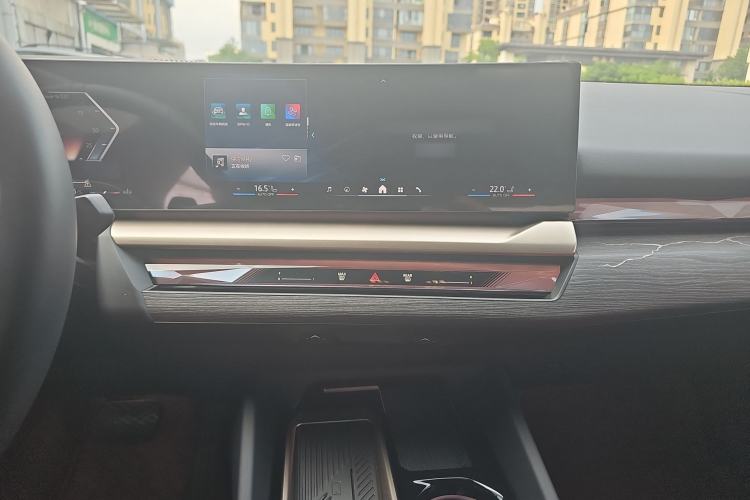 Used BMW 5 Series 2025 530Li Luxury Edition M Sport Package Audio And AC Panel