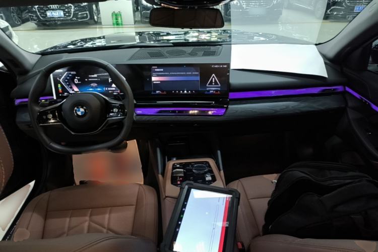Used BMW 5 Series 2025 525Li Luxury Package Center Console