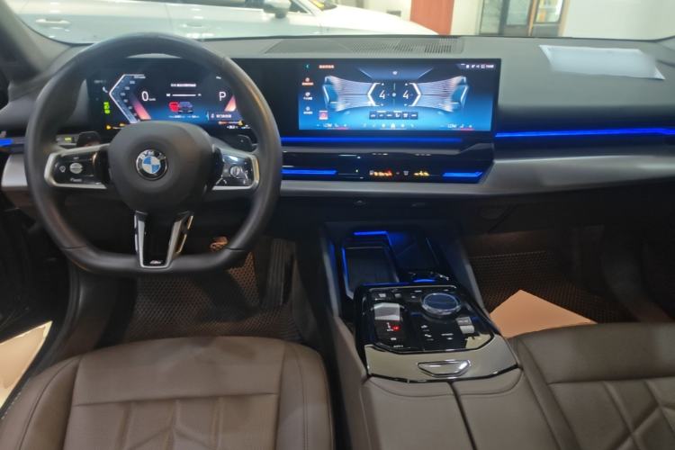 Used BMW 5 Series 2025 525Li M Sport Package Center Console