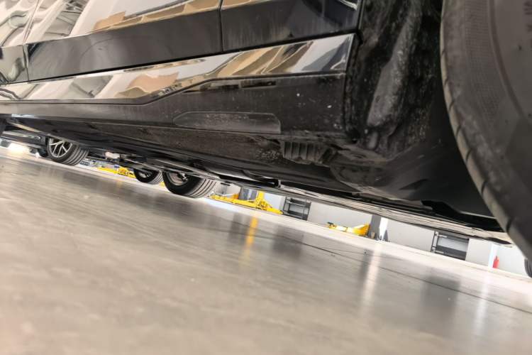 Used BMW 5 Series 2025 530Li Leading Model M Sport Package Chassis Front Right