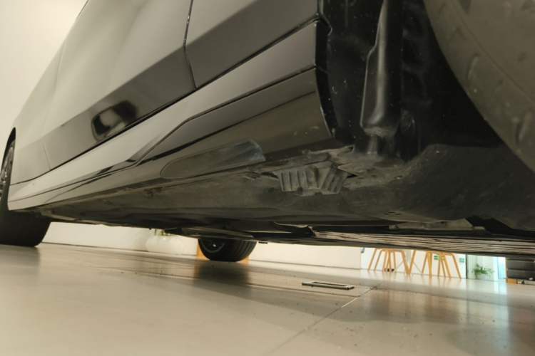 Used BMW 5 Series 2025 530Li Luxury Edition M Sport Package Chassis Front Right