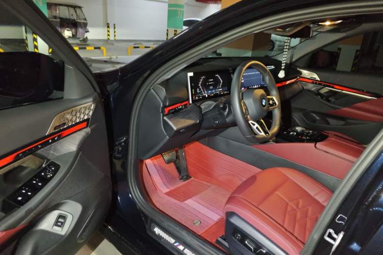 Used BMW 5 Series 2025 530Li Luxury Edition M Sport Package Driver Seat