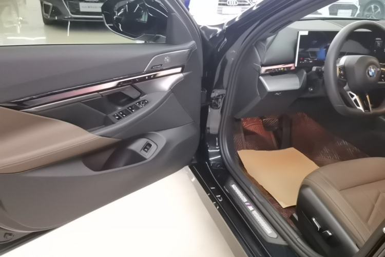 Used BMW 5 Series 2025 530Li Leading Model M Sport Package Driver Seat