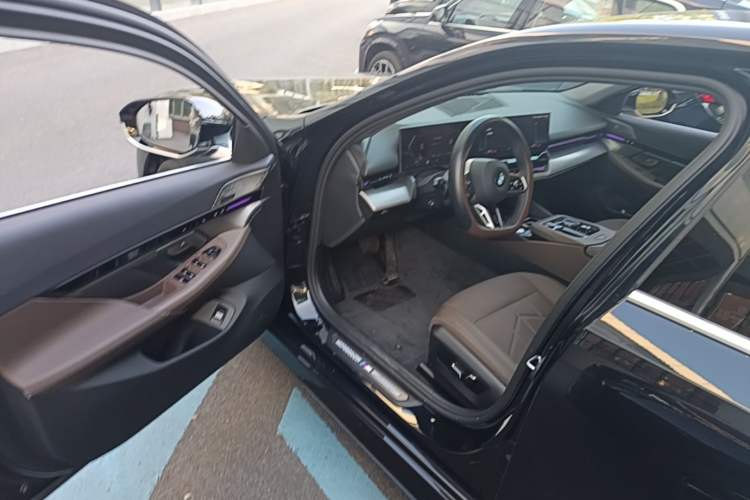 Used BMW 5 Series 2025 525Li M Sport Package Driver Seat