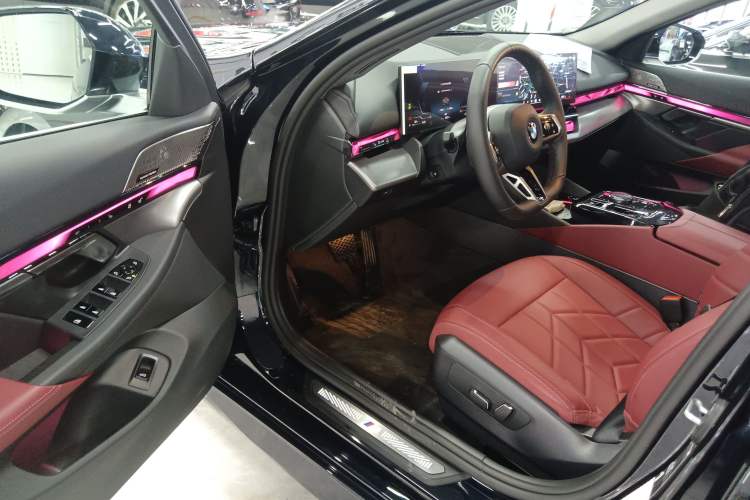 Used BMW 5 Series 2025 530Li Leading Model M Sport Package Driver Seat