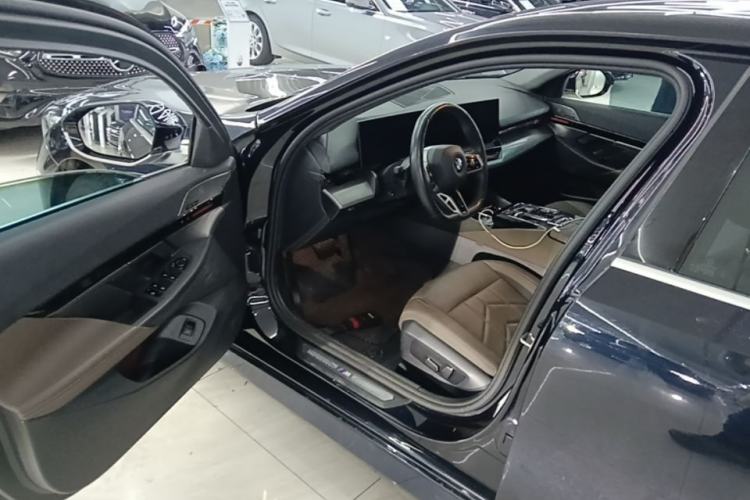 Used BMW 5 Series 2025 525Li M Sport Package Driver Seat