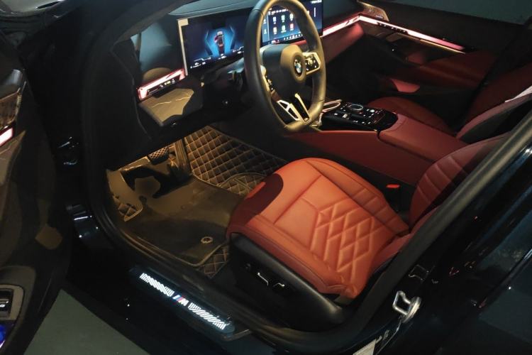 Used BMW 5 Series 2025 530Li Luxury Edition M Sport Package Driver Seat